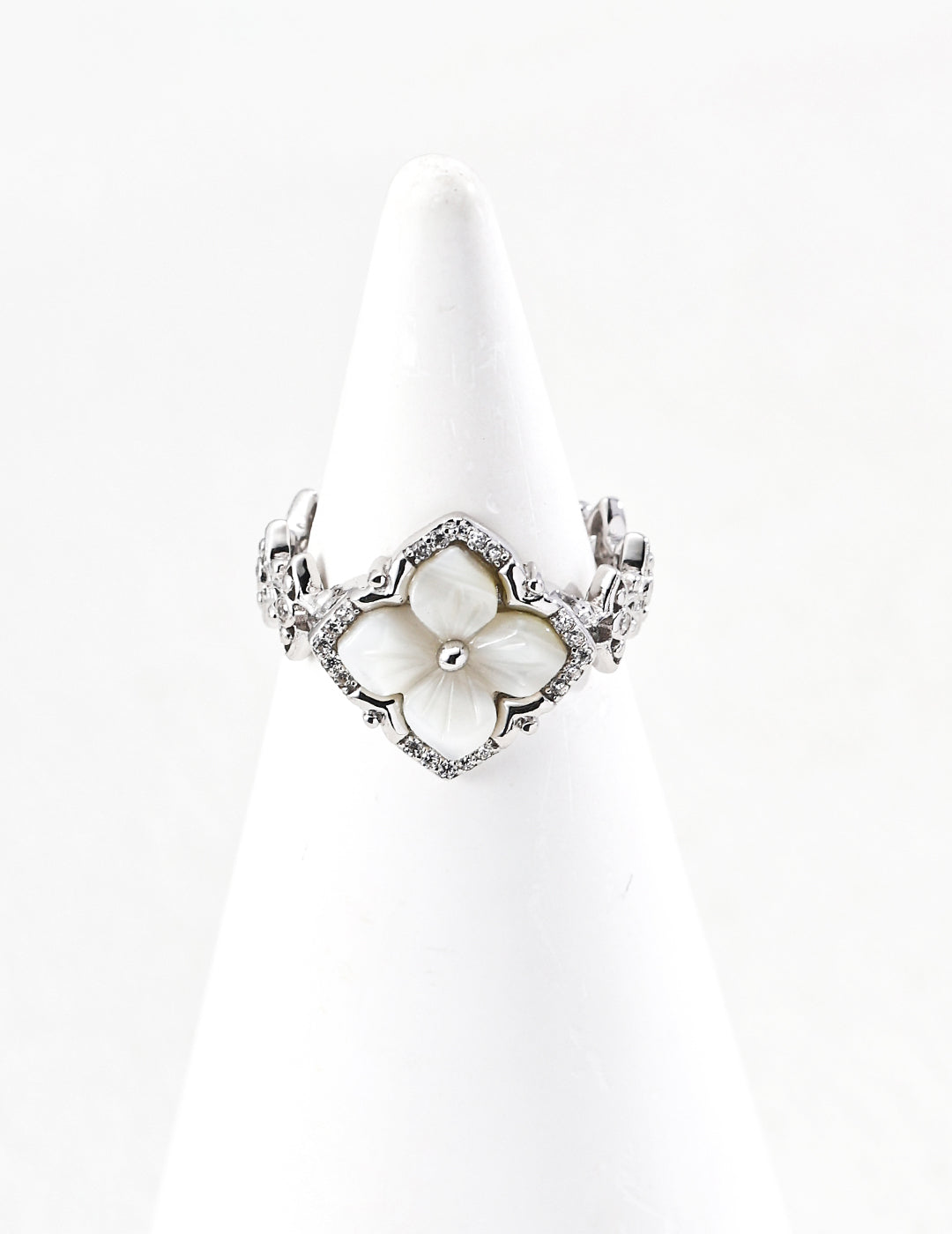 Vintage Clover Mother of Pearl Open Ring